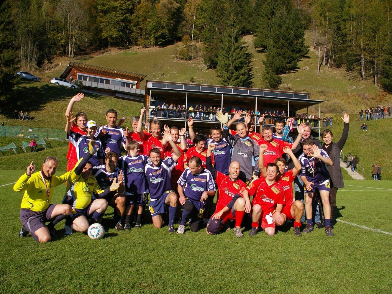 Strahlende Gesichter nach einem leistungsgerechten 9:9-Unentschieden. Strahlende Gesichter nach einem leistungsgerechten 9:9-Unentschieden.