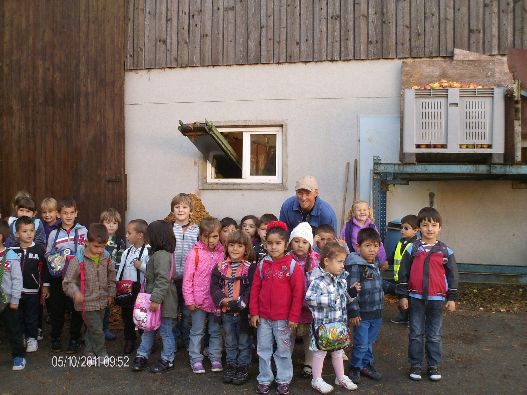 Interessiert zugehört haben die Kindergartenkinder beim Mostereibesuch Schnetzer in Bludesch.