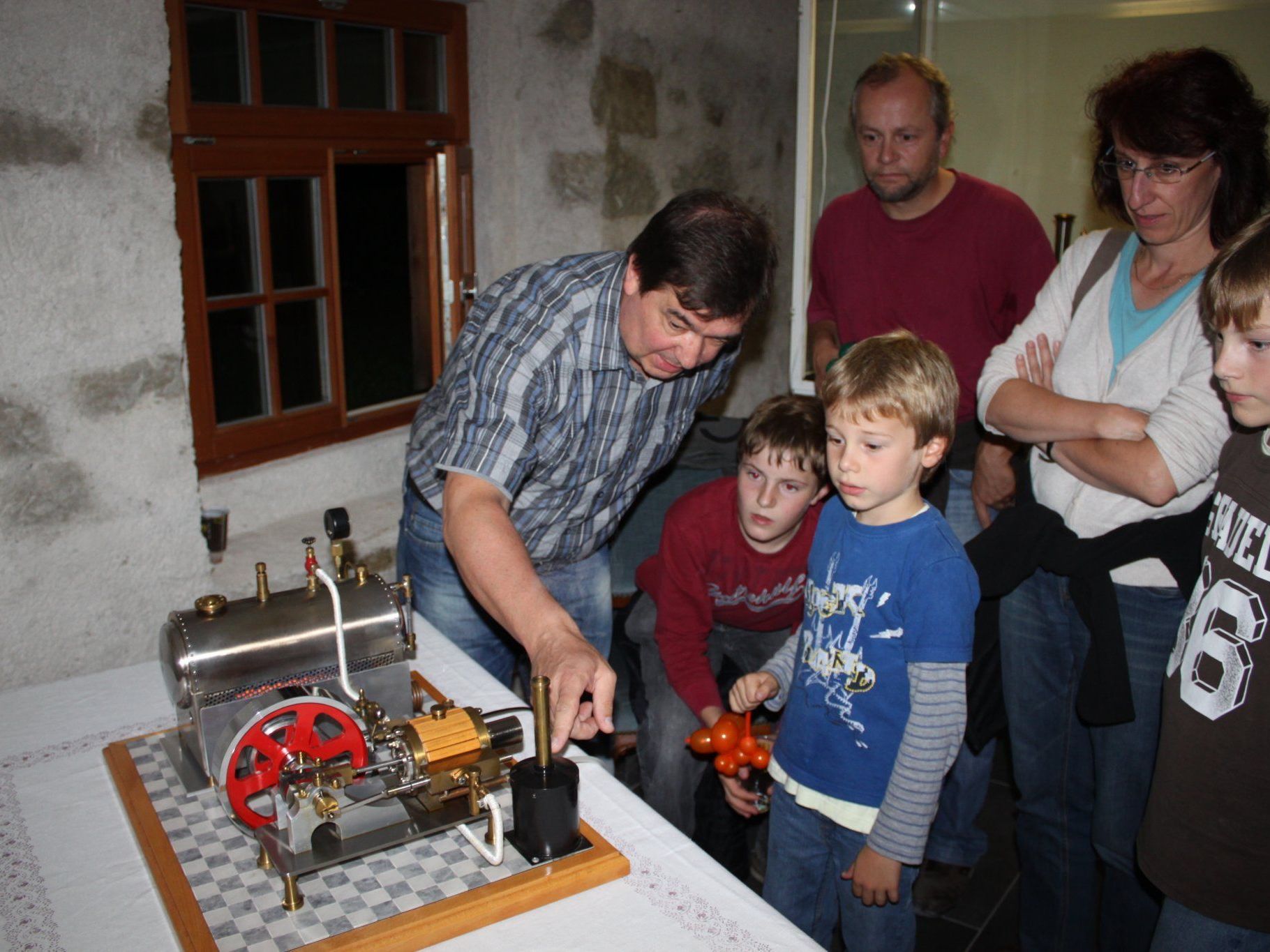 Markus Rupp konnte den Besuchern viel über sein Hobby als Dampfmodellbauer erzählen. Markus Rupp konnte den Besuchern viel über sein Hobby als Dampfmodellbauer erzählen.