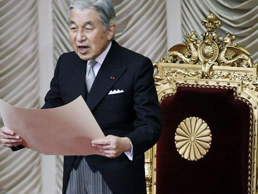 Kaiser Akihito verkündet das Mammutprojekt.