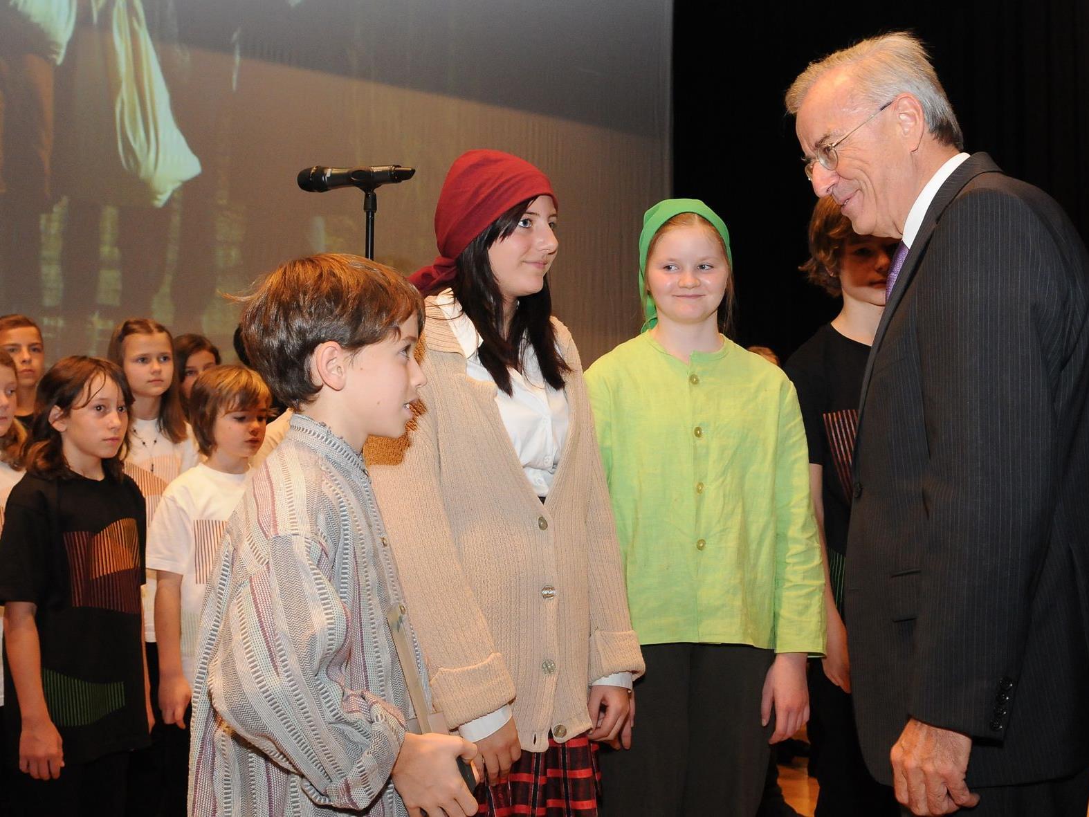 MMS Götzis wurde für das Musical Schwabenkinder von Landeshauptmann Sausgruber ausgezeichnet.