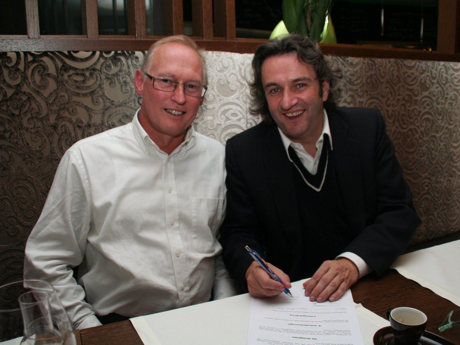 Rainer Keckeis und Michael Tinkhauser bei der Vertragsunterzeichnung.