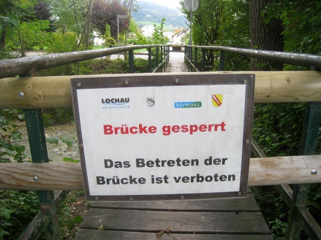 Wegverbindung Klosterweg – Weidenweg über den Ruggbach gesperrt. Wegverbindung Klosterweg – Weidenweg über den Ruggbach gesperrt.