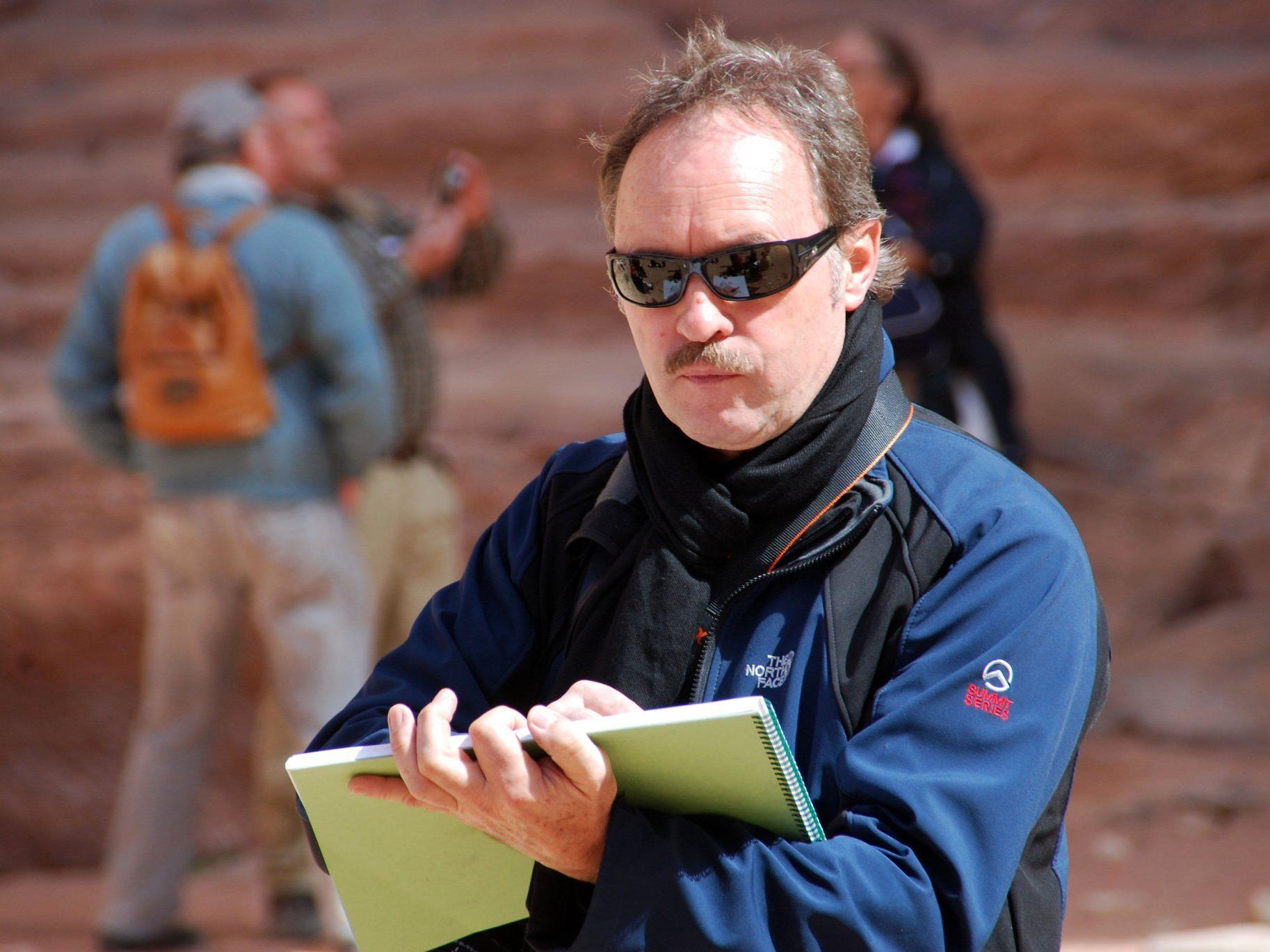 Gerhard Mangold mit Skizzenblock in Petra, Jordanien.