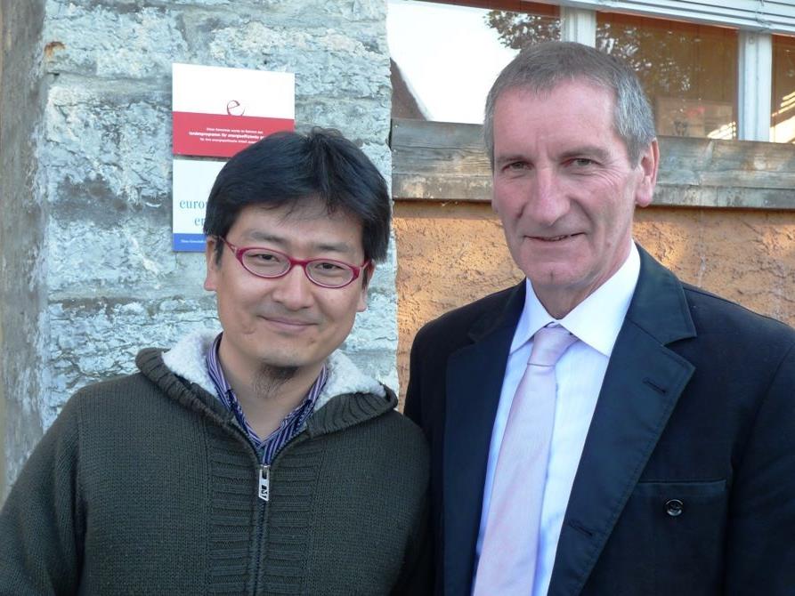 Architekt Byonghun Lee, Leiter der Gruppe aus Korea mit Bürgermeister Josef Mathis.