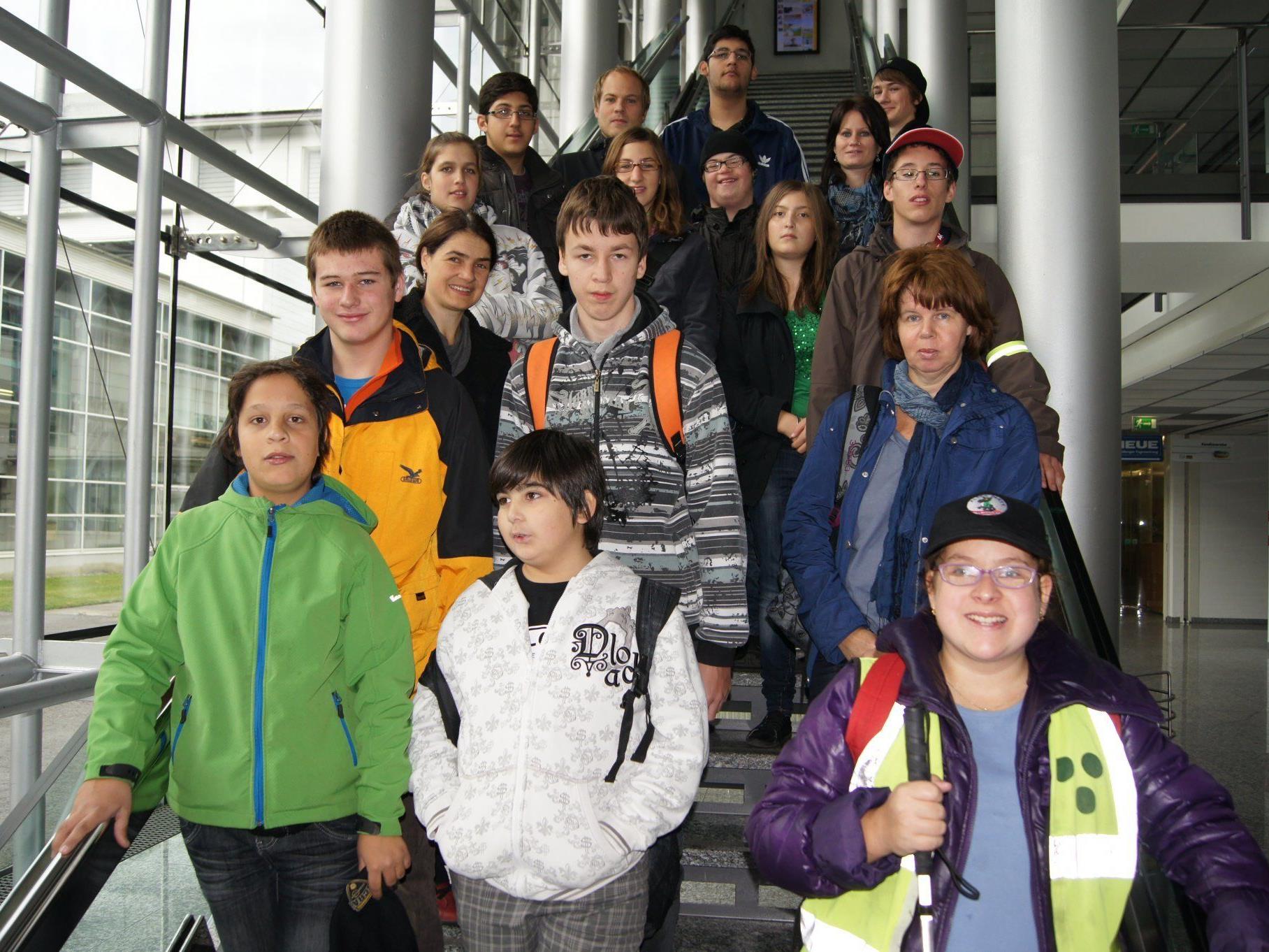 Die Schülerinnen und Schüler des SPZ mit ihren Lehrern im Medienhaus.