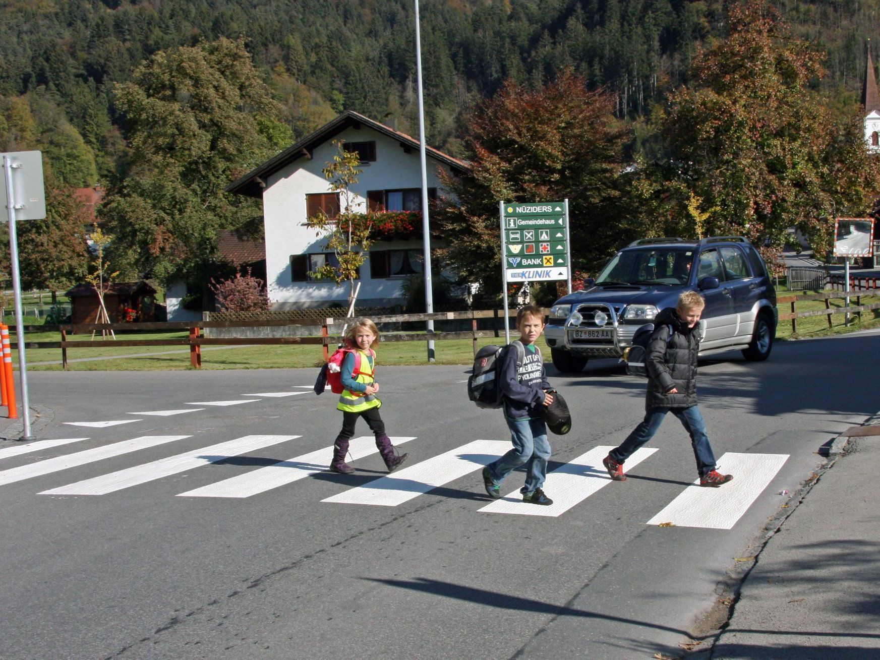 Fußgänger können im Bereich Kirchstraße/ St. Vinerstraße jetzt sicher die Fahrbahn überqueren Fußgänger können im Bereich Kirchstraße/ St. Vinerstraße jetzt sicher die Fahrbahn überqueren