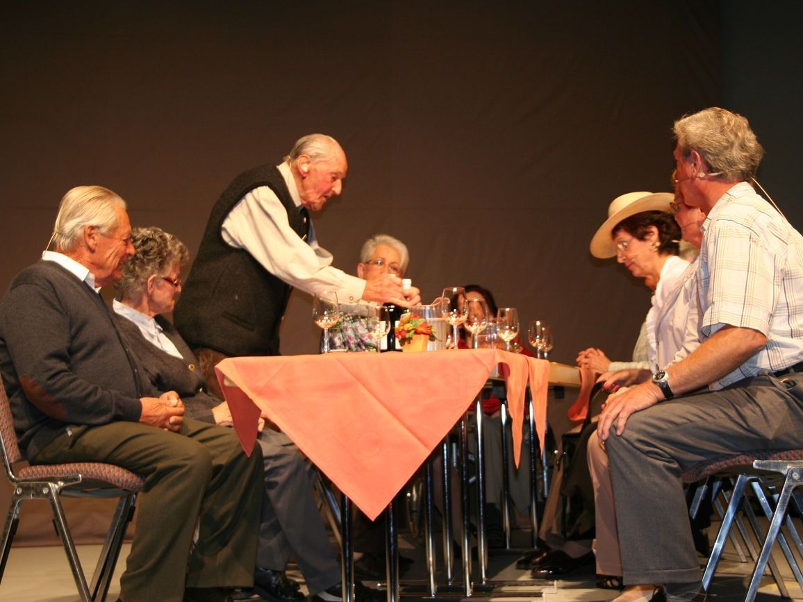 „A Viertele“ vom 93-jährigen Dorfwirt Josef Morik. „A Viertele“ vom 93-jährigen Dorfwirt Josef Morik.