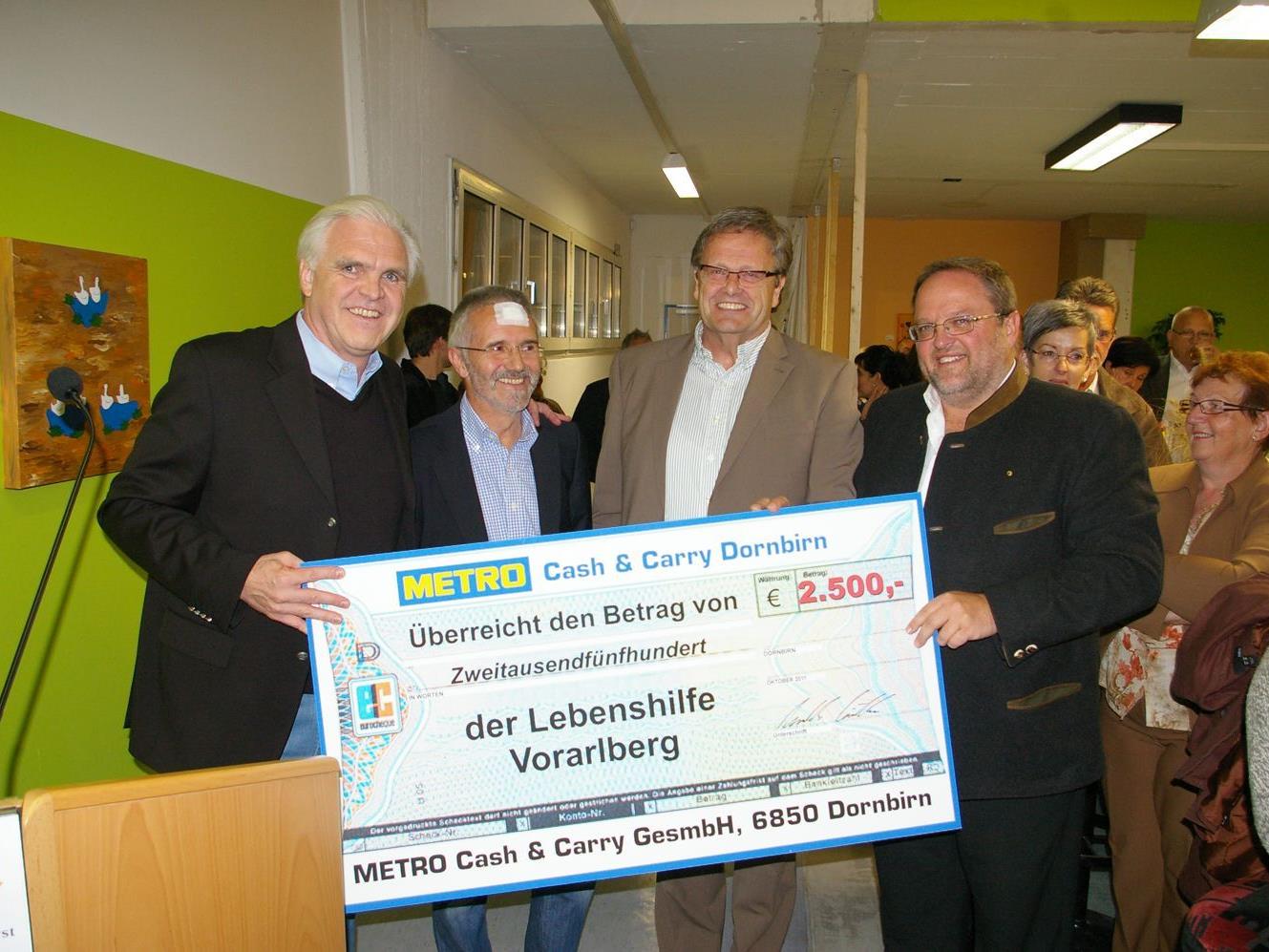 Metro-Geschäftsleiter Günther Kreuzhuber (ganz links) übergibt einen Scheck über 2.500,-- Euro an Berno Witwer, Heinz Werner Blum und Ernst Schmid.