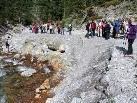 Teilnehmer der Wanderung bei der Besichtigung der eisenhaltigen Heilquelle in Bad Rothenbrunnen Teilnehmer der Wanderung bei der Besichtigung der eisenhaltigen Heilquelle in Bad Rothenbrunnen