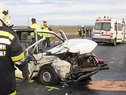 Bei dem schweren Unfall auf der LB4 wurden drei Personen verletzt Bei dem schweren Unfall auf der LB4 wurden drei Personen verletzt