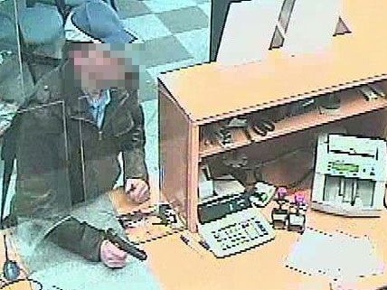 Die Polizei fahndet nach diesem Mann. Die Polizei fahndet nach diesem Mann.