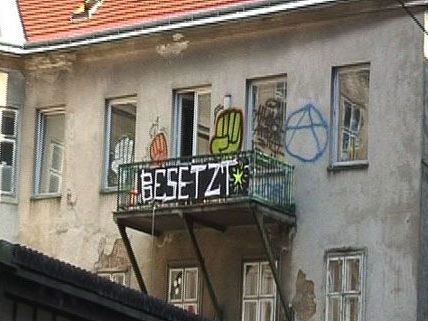 Hausbesezter: In der Lindenstraße in Wien-Neubau wurden BUWOG-Häuser "eingenommen". Hausbesezter: In der Lindenstraße in Wien-Neubau wurden BUWOG-Häuser "eingenommen".