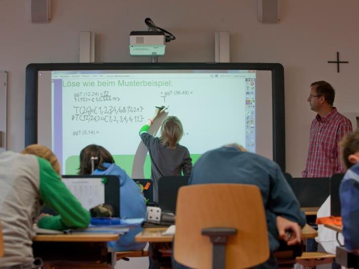 Das vom Lehrer zu Hause vorbereitete Tafelbild können Schüler während der Schulstunde ergänzen. Mit einem Klick können Videos abgespielt, das Tafelbild gelöscht oder ersetzt werden.