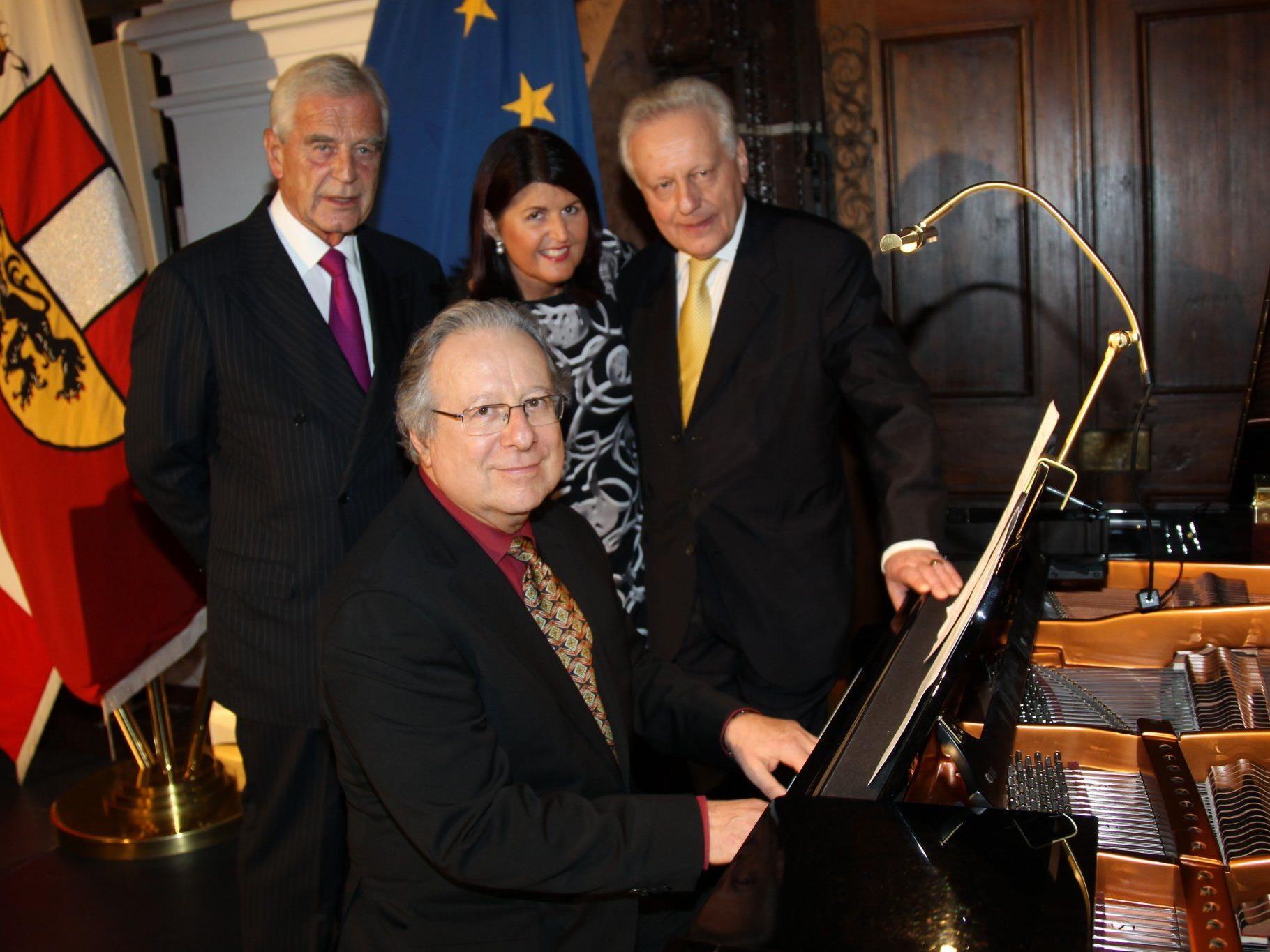 v.l. Festredner Klaus Liebscher, Landeshauptfrau Gabi Burgstaller, Intendant Johannes Kunz und Pianist Fritz Pauer (vorne)