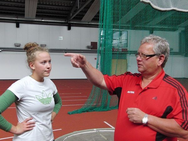 Sepp Schopf (ÖLV-Trainer) gab wertvolle Tipps an die Athleten. Sepp Schopf (ÖLV-Trainer) gab wertvolle Tipps an die Athleten.