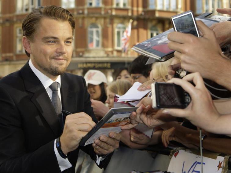 Leonardo DiCaprio wird nicht nur von seinen Fans belagert ... Leonardo DiCaprio wird nicht nur von seinen Fans belagert ...