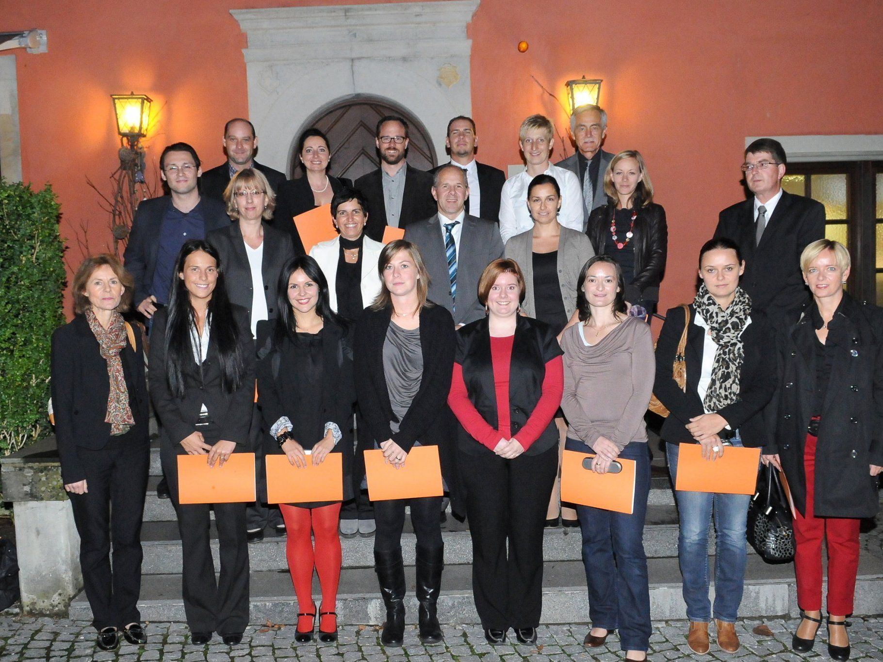19 TeilnehmerInnen absolvierten erfolgreich den Universitätslehrgang für Marketing in Schloss Hofen 19 TeilnehmerInnen absolvierten erfolgreich den Universitätslehrgang für Marketing in Schloss Hofen