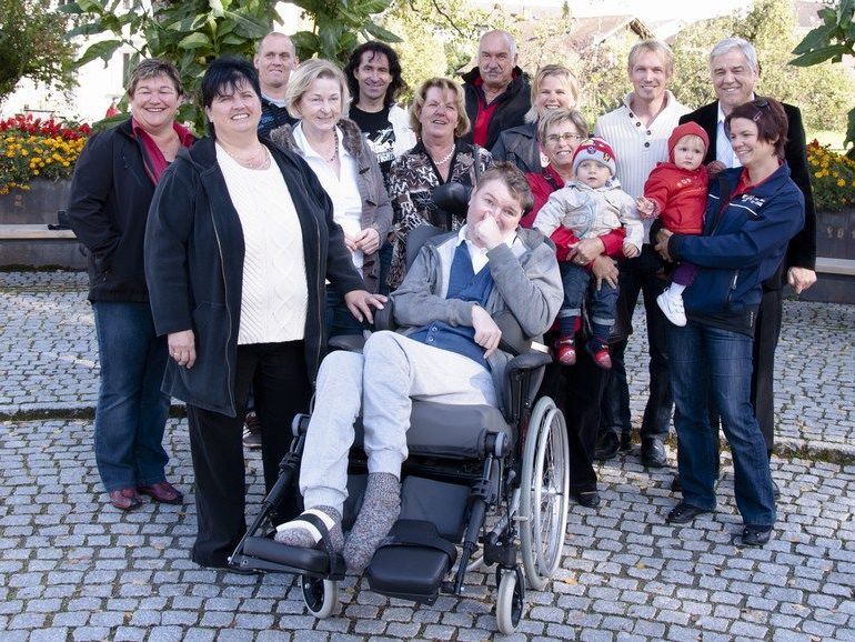 Mit Freude nimmt Renè Jenny seinen maßgeschneiderten Rollstuhl in Empfang Mit Freude nimmt Renè Jenny seinen maßgeschneiderten Rollstuhl in Empfang
