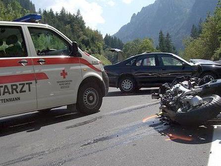 Der Motorrad-Fahrer aus Wien verstarb noch an der Unfallstelle.