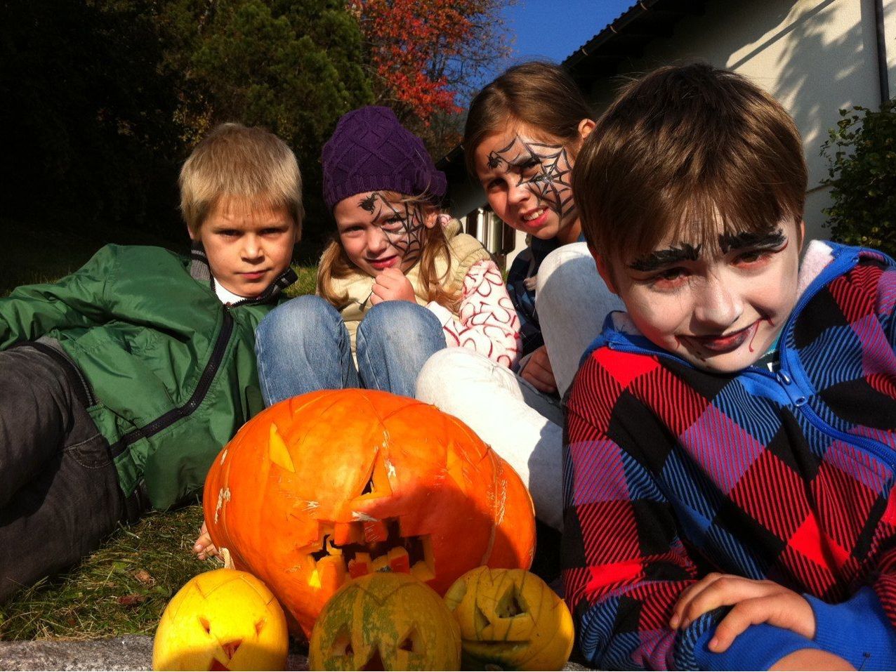 Markus, Anna, Lisa und Jonas aus Bludenz-Rungelin sind schon voller Vorfreude auf den Halloweenabend. Markus, Anna, Lisa und Jonas aus Bludenz-Rungelin sind schon voller Vorfreude auf den Halloweenabend.