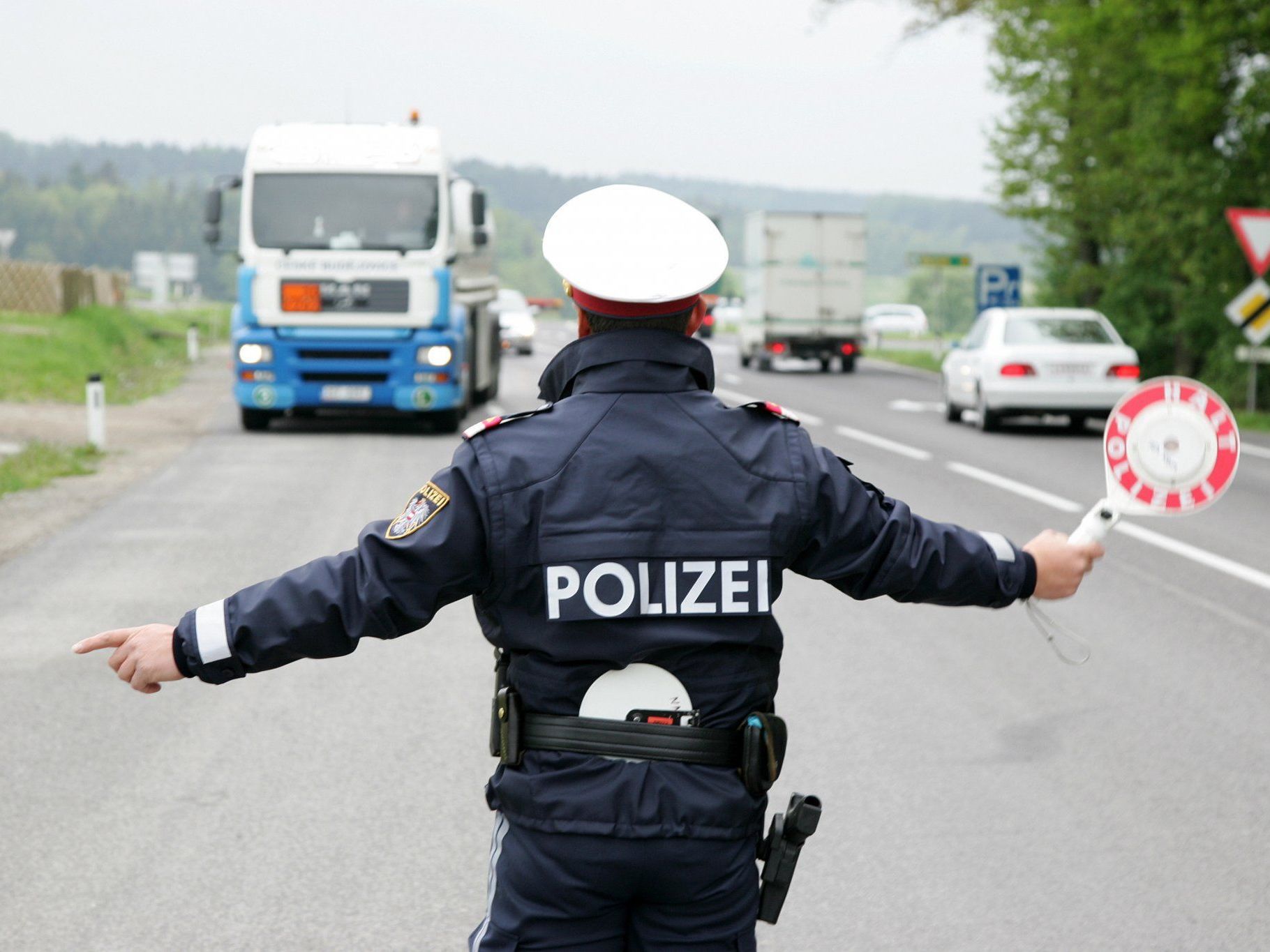 Mindestgröße für Polizisten fällt. Mindestgröße für Polizisten fällt.