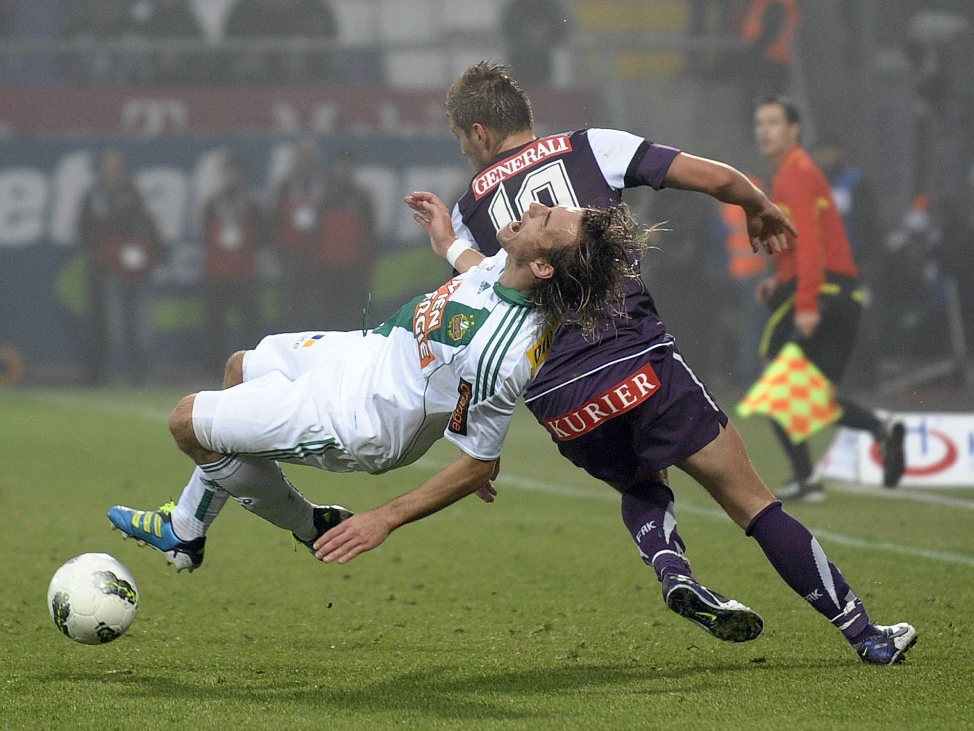 Heiße Fights gab es im Wiener Derby zwischen Austria und Rapid. Heiße Fights gab es im Wiener Derby zwischen Austria und Rapid.