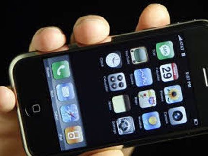Dem 15-Jährigen wurde mitten auf der Straße sein Smartphone gestohlen. Dem 15-Jährigen wurde mitten auf der Straße sein Smartphone gestohlen.