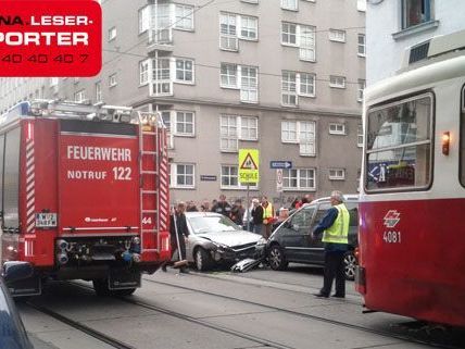 Auf der Troststraße kam es nach einem Unfall zum Stillstand des Straßenbahn-Verkehrs. Auf der Troststraße kam es nach einem Unfall zum Stillstand des Straßenbahn-Verkehrs.