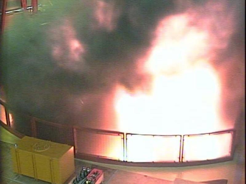 Freitag, 3. Juli 2009, um exakt 7 Uhr 51 Minuten und 56 Sekunden: Die Überwachungskamera zeigt die Flammen der Explosion.