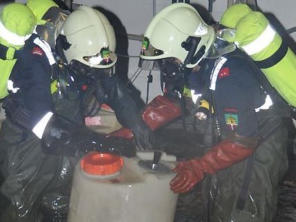 Die Feuerwehr beim Bergen des Schwefelsäurefaßes in der Eventpyramide Vösendorf. Die Feuerwehr beim Bergen des Schwefelsäurefaßes in der Eventpyramide Vösendorf.
