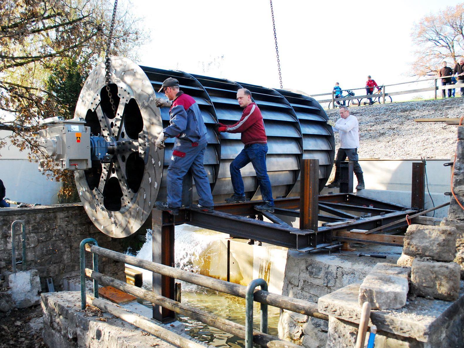 Mittels Hebekran wurde das 8 Tonnen schwere Wasserrad Zentimetergenau platziert.