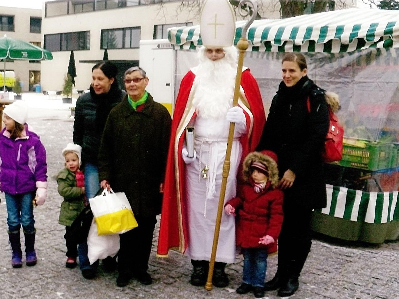 Eine kleine Bescherung für die Marktbesucher bringt der Nikolaus am Mittwoch, den 7. Dezember.