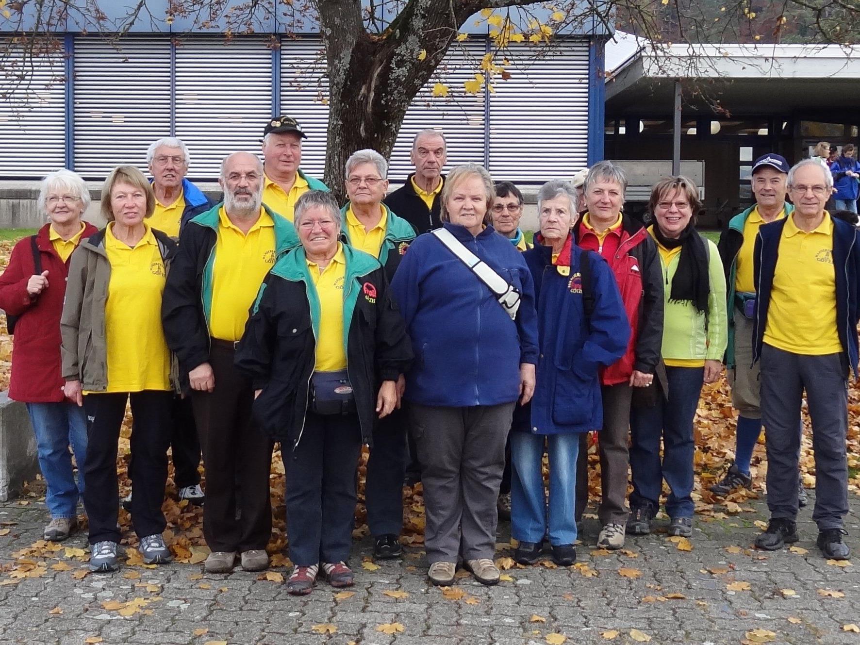 Die Wanderer vor dem Start vor der Halle in Eschlikon Die Wanderer vor dem Start vor der Halle in Eschlikon