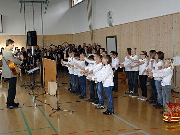 Bei der Eröffnungsfeier im Turnsaal der VS Riefensberg gab es u. a. auch Gesang zu hören. Bei der Eröffnungsfeier im Turnsaal der VS Riefensberg gab es u. a. auch Gesang zu hören.