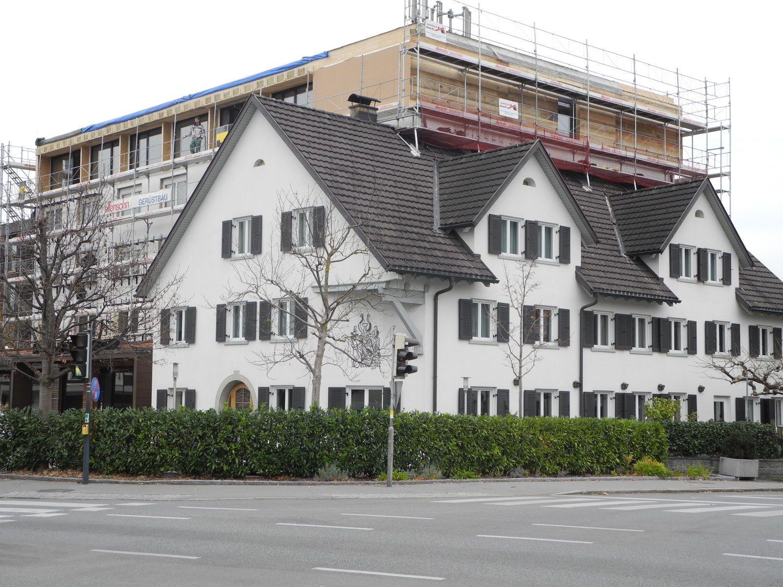Das Hotel Weisses Kreuz in Altenstadt im Vordergrund der traditionsreiche Altbau
