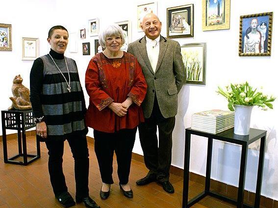 Gundi Groh mit dem Galeristen Ehepaar Dolores und Werner Gamper
