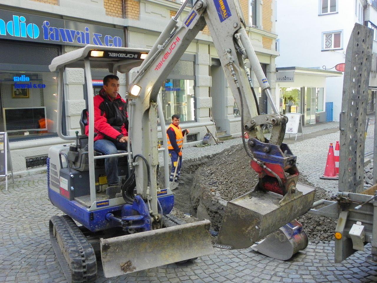 Beengte Verhältnisse bei den Grabungsarbeiten in der Inselstraße