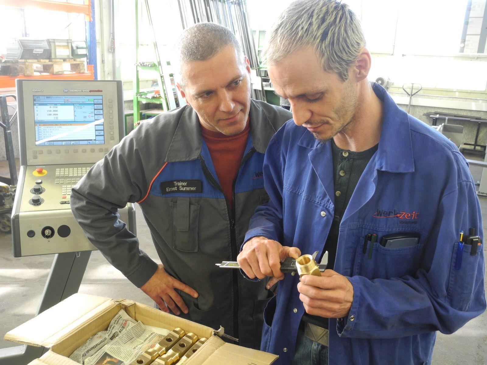 Trainer betreuen die Auszubildenden in der Metallwerkstätte der Werk-Zeit in Feldkirch