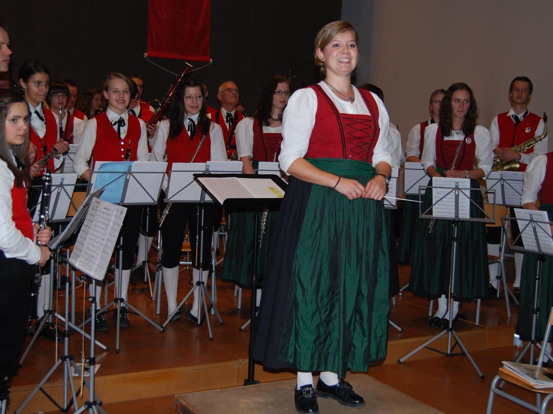 Die Harmoniemusik Tisis-Tosters mit ihrer Kapellmeisterin Johanna Müller.