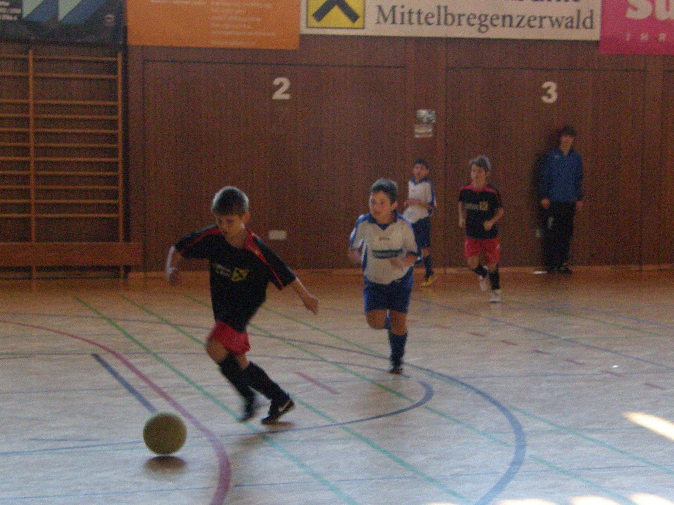 Die Wälder Nachwuchskicker beginnen das neue Jahr mit der Hallenmeisterschaft in Egg. Die Wälder Nachwuchskicker beginnen das neue Jahr mit der Hallenmeisterschaft in Egg.