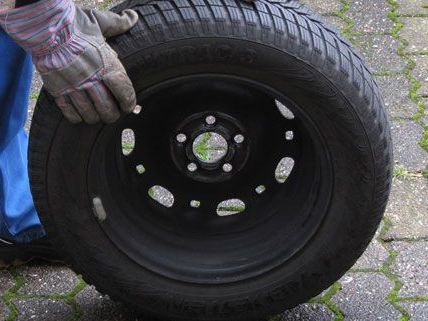 Dieb zerlegt Auto in Einzelteile Dieb zerlegt Auto in Einzelteile