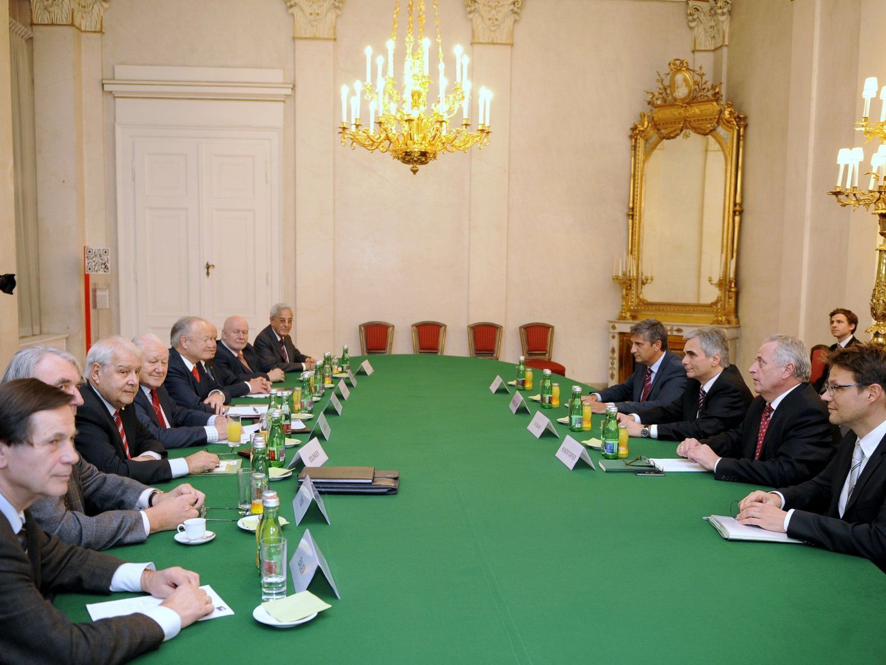 Die Seniorenvertreter Karl Blecha (4.v.l./SPÖ), Andreas Khol (5.v.l./ÖVP) u.a. trafen am Montag, 14. November 2011, mit BK Werner Faymann (3.v.r./SPÖ), VK Michael Spindelegger (4.v.r./ÖVP) und Sozialminister Rudolf Hundstorfer (2.v.r./SPÖ) zu Verhandlungen über eine "Pensionsanpassung für das kommenden Jahr" im Bundeskanzleramt in Wien zusammen. Die Seniorenvertreter Karl Blecha (4.v.l./SPÖ), Andreas Khol (5.v.l./ÖVP) u.a. trafen am Montag, 14. November 2011, mit BK Werner Faymann (3.v.r./SPÖ), VK Michael Spindelegger (4.v.r./ÖVP) und Sozialminister Rudolf Hundstorfer (2.v.r./SPÖ) zu Verhandlungen über eine "Pensionsanpassung für das kommenden Jahr" im Bundeskanzleramt in Wien zusammen.