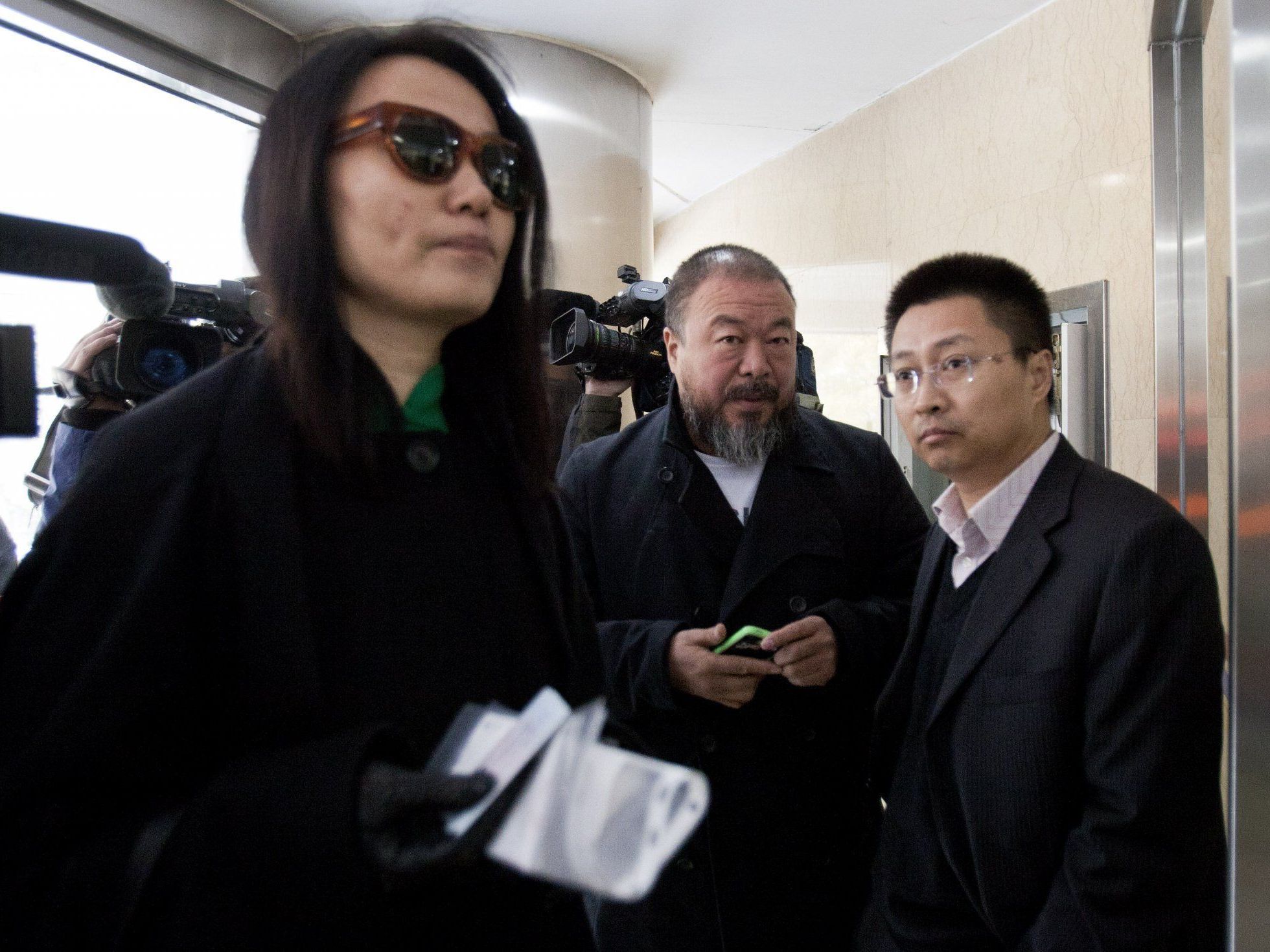 Lu Qing ist die Inhaberin der Firma Fake Cultural Development, die von Ai Weiwei gegründet wurde. Lu Qing ist die Inhaberin der Firma Fake Cultural Development, die von Ai Weiwei gegründet wurde.