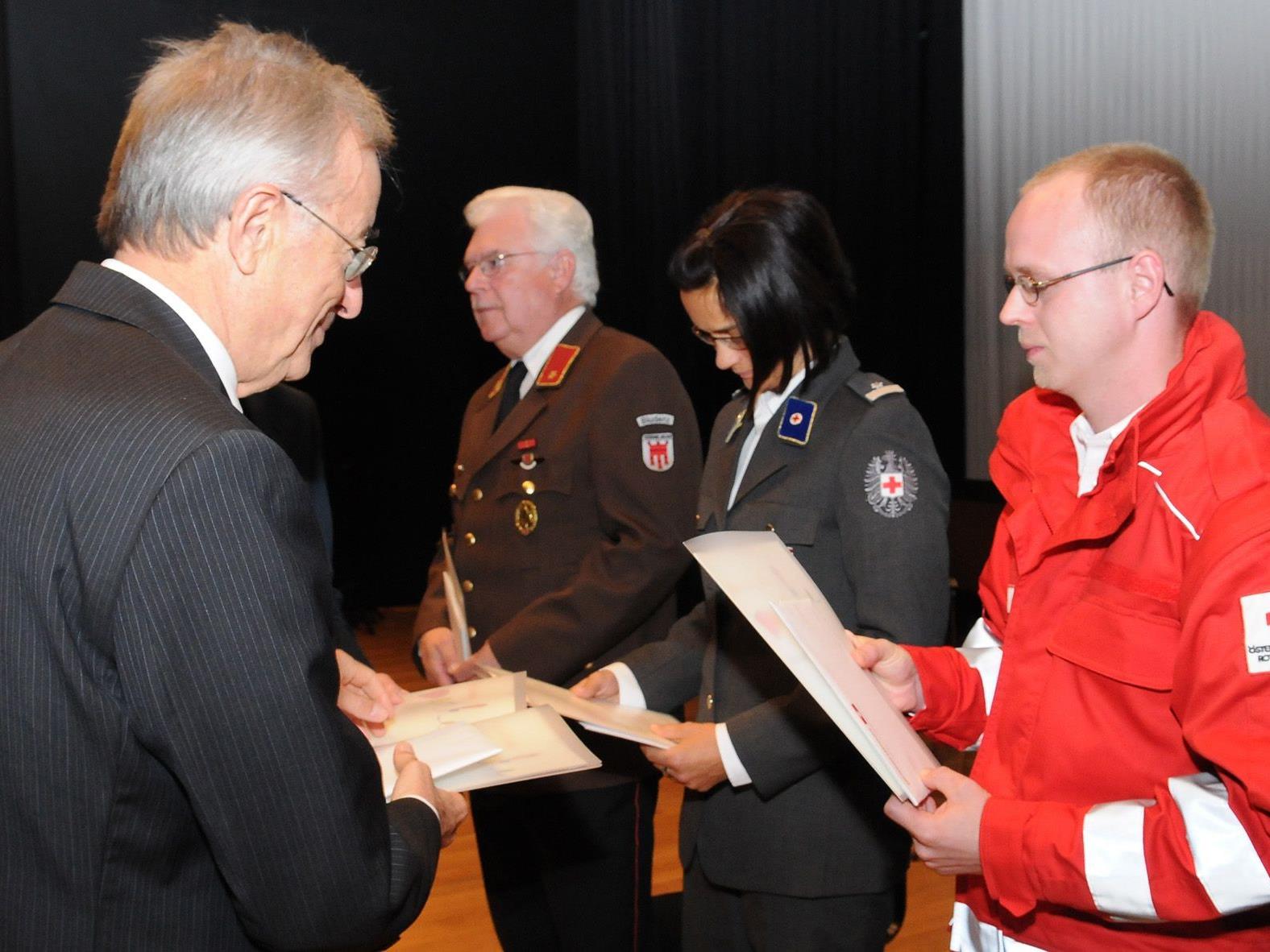 Alexander Sturn erhält Ehrung  für sein Engagement beim Roten Kreuz