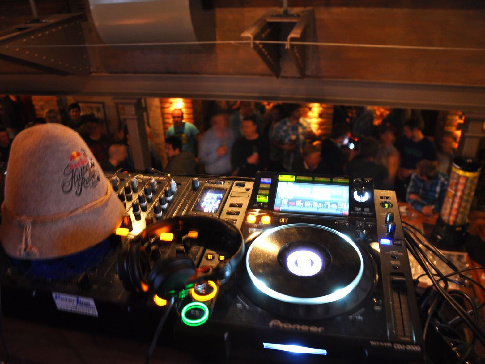 DJ-Battle für Red Bull-Hüttenrallye im Fohren Center. DJ-Battle für Red Bull-Hüttenrallye im Fohren Center.