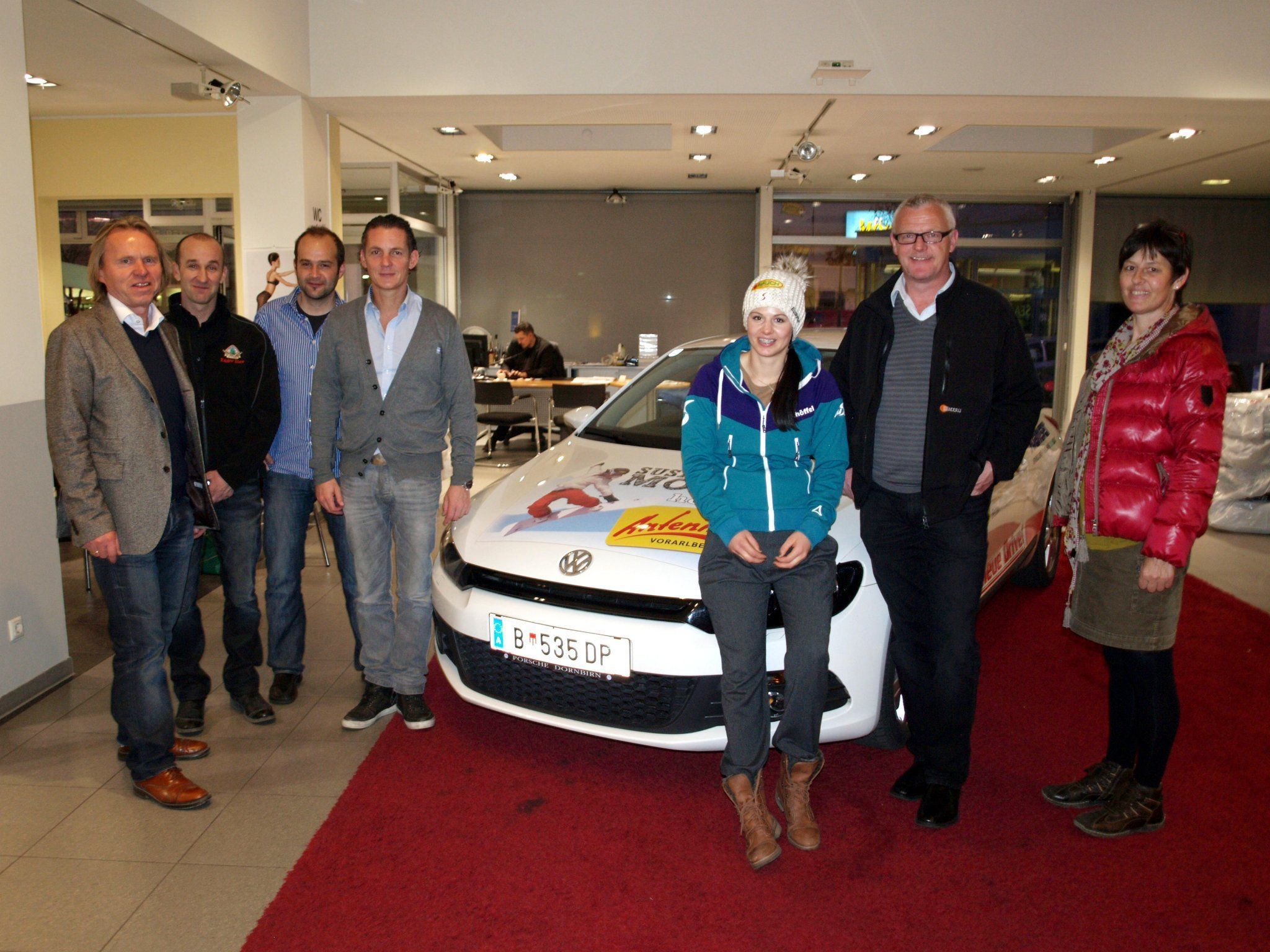 Susanne Moll bei der Schlüsselübergabe im Autohaus Porsche Dornbirn. Susanne Moll bei der Schlüsselübergabe im Autohaus Porsche Dornbirn.