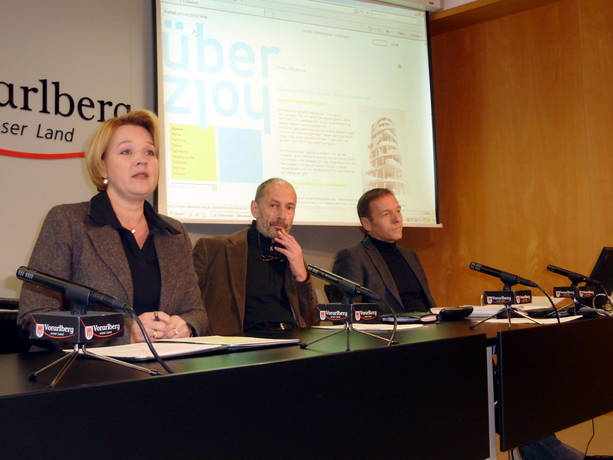 Informierten über den "überholz"-Lehrgang im Pressegespräch im Bregenzer Landhaus: Landesrätin Andrea Kaufmann, Lehrgangsgründer Roland Gnaiger und Lehrgangsleiter Helmut Dietrich Informierten über den "überholz"-Lehrgang im Pressegespräch im Bregenzer Landhaus: Landesrätin Andrea Kaufmann, Lehrgangsgründer Roland Gnaiger und Lehrgangsleiter Helmut Dietrich