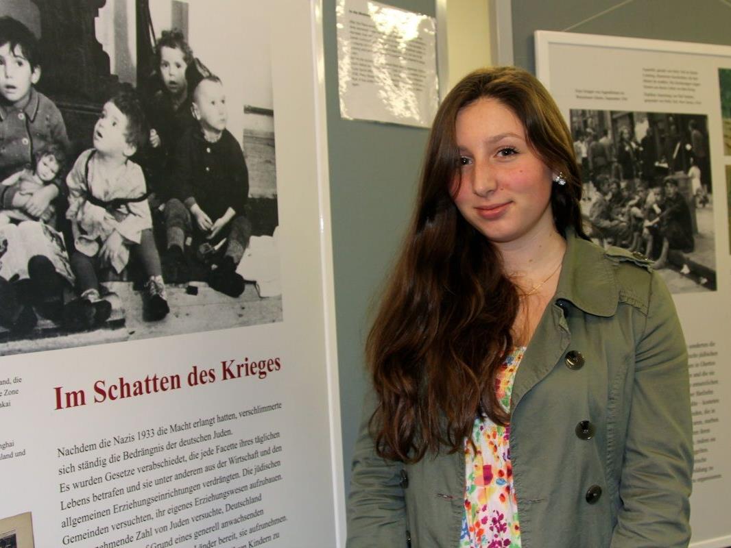 Die erst 15-jährige Dornbirner Autorin Maya Rinderer las zur Ausstellungseröffnung in Buchs