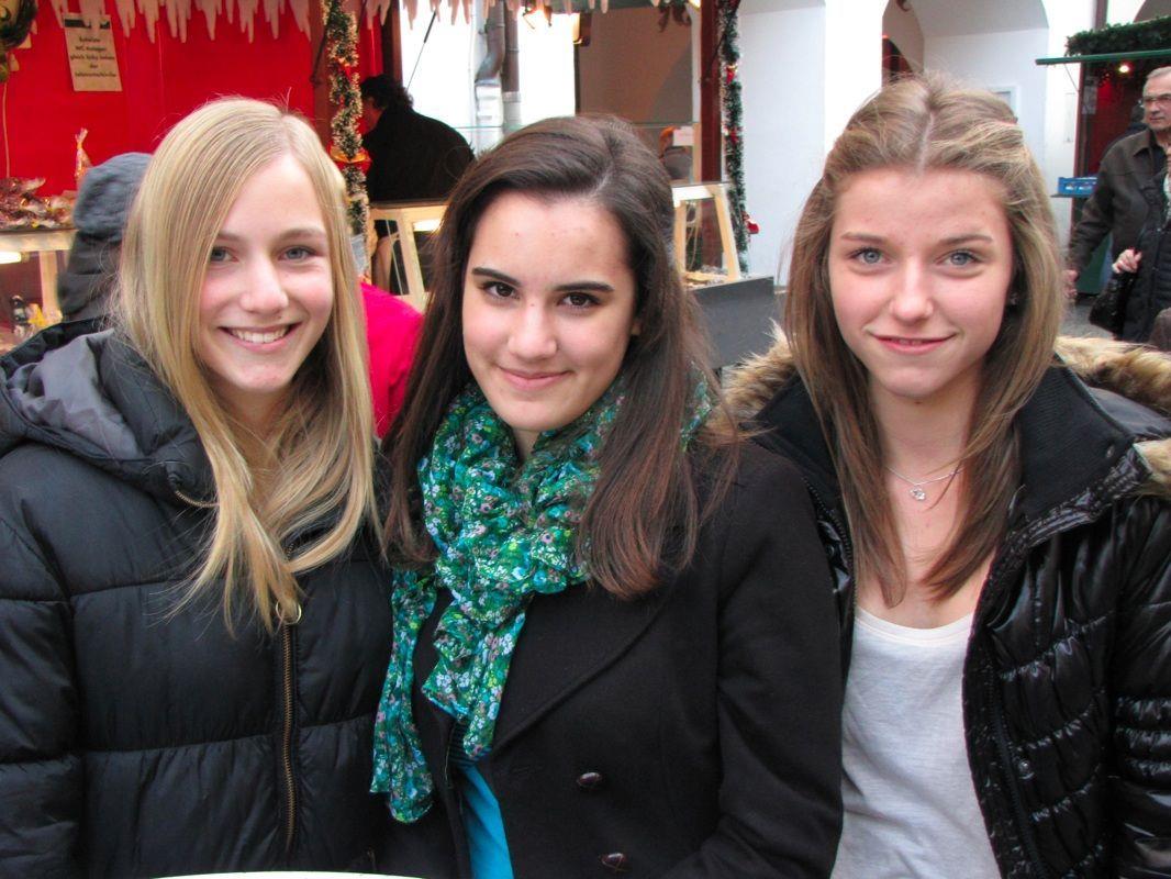 Johanna, Julia und Timna vergnügen sich auf dem Blosengelmarkt in der Montfortstadt